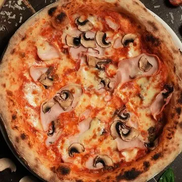 Campo e Bosco pizza with mushrooms and smoked turkey ham.