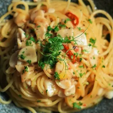 Spaghetti aglio e olio with parsley and chilli flakes.
