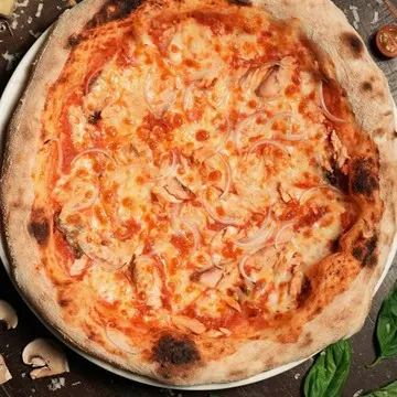 Tonno e Cipolla pizza with tuna and red onion.